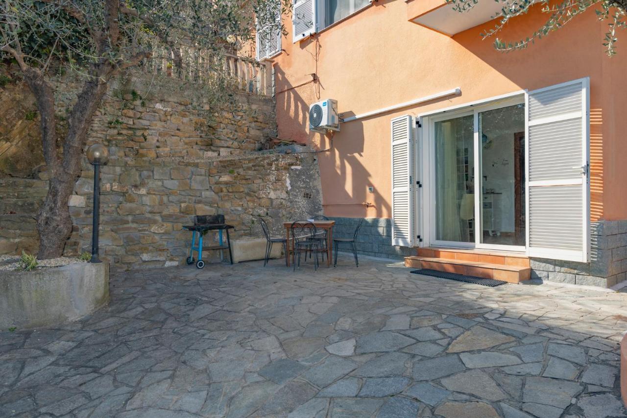 Leto's In - Parking & Garden